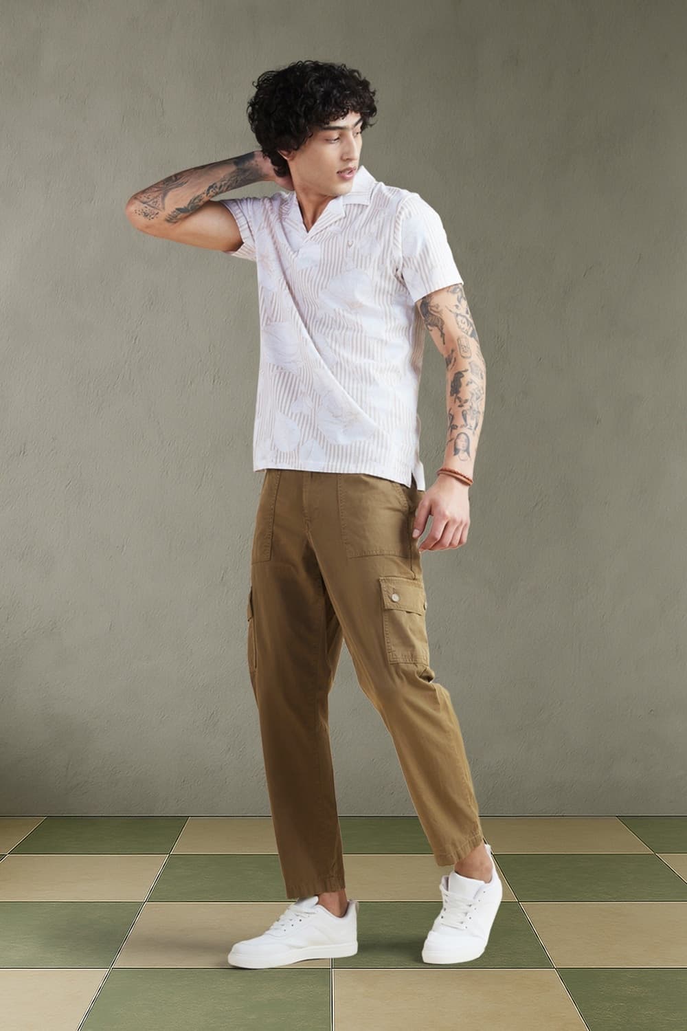 Men Khaki Solid Casual Cargo Pants Men Khaki Solid Casual Cargo Pants